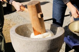 ▲家族全員でお楽しみいただける「餅つき大会」を開催 ▲家族全員でお楽しみいただける「餅つき大会」を開催
