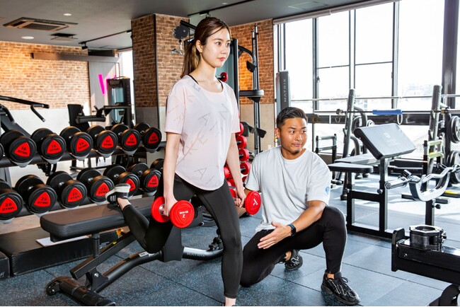 24時間ジムとパーソナルジムが融合した次世代型ハイブリッドジム「BLUE FITNESS24」が2か月連続で出店し、首都圏エリアでの店舗網を17店舗へ拡大！