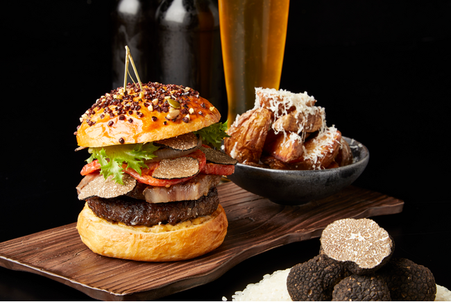 【ウェスティンホテル横浜】1日5食限定　地元横浜の食材や黒トリュフなど高級食材を使用したハンバーガー「CODE BAR 220-0012 バーガー」の販売を開始