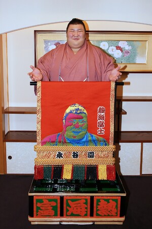 人気力士 熱海富士関 とＣＭ出演契約し、化粧まわしを贈呈