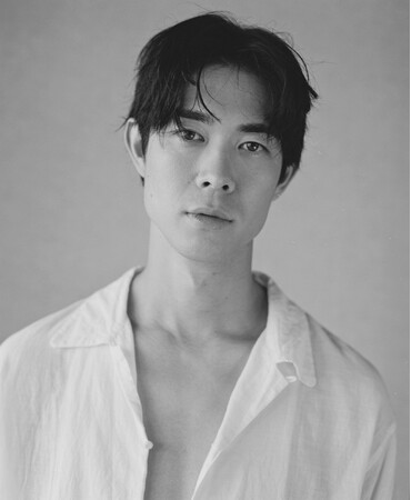 宮沢氷魚2024年4月スタートカレンダーの発売決定！宮沢氷魚30歳の節目を飾る思い出の地・横須賀を舞台にした写真 ＆馴染みのアイテムから着想されたレコード型カレンダーが完成！