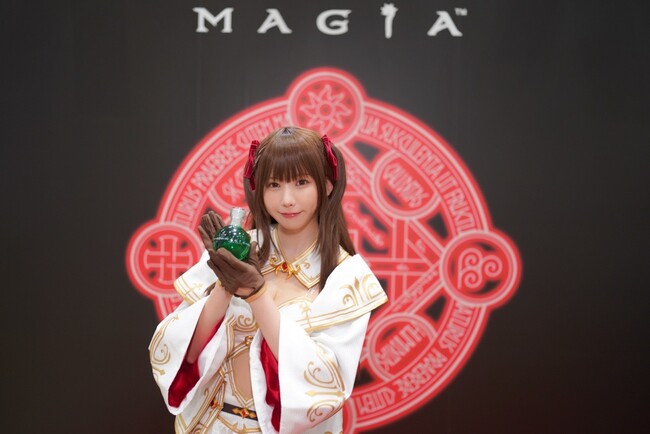コミックマーケット103「MAGIA」ブースにイメージモデルのえなこが登場！！大盛況の中、ポーション化粧水のお渡し会が開催されました。