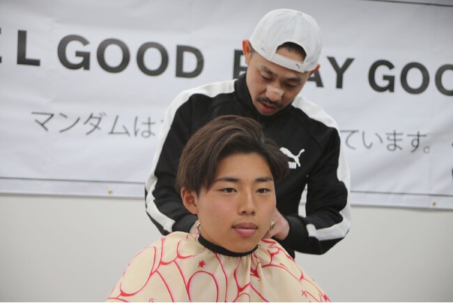 飯塚高校サッカー部が全国大会の試合前にヘアカット&ヘアセットで気合い