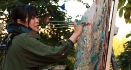 いくらまりえ個展「沼地湖町」まっさらな空間から会期中描き続けます