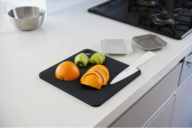 プロの料理人に愛される合成ゴム製まな板「RUBBER Rubber（ラバラバ）」に、アンジェ限定「スクエア型」が新登場