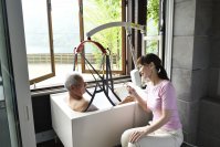 株式会社モリトーの浴室リフト冬季のレンタル台数63.6％UP！浴室リフトの設置で自宅での入浴介助が可能に