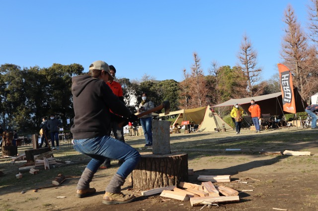 本格的な薪割体験から薪を使った焚火食堂や薪ストーブサウナまで