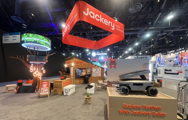 【Jackery】太陽光を自動追跡できるロボットを「CES 2024」に初披露。ソーラーパネルを融合したルーフトップテントや家庭用のソーラー発電システムも展示