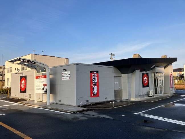 【ピザハット史上初の新サービス登場】お持ち帰りのピザを乗車したまま受け取れる「オンライン専用ドライブスルー」がピザハット柳井店で開始！