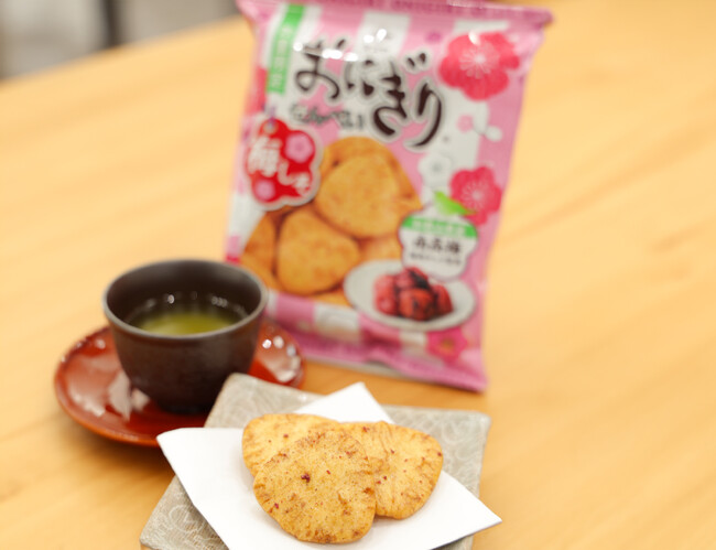 【マスヤ】おにぎりせんべいに梅んめぇ～春が来た！人気にお応えして７年連続の登場「おにぎりせんべい梅しそ」発売