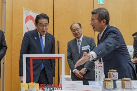 総理大臣官邸にて、デイリーファーム代表取締役社長 市田 眞澄(写真右)が岸田 文雄総理大臣(写真左)に取り組みを説明する様子。