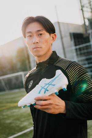 サッカーの毎熊晟矢選手とアドバイザリースタッフ契約を締結