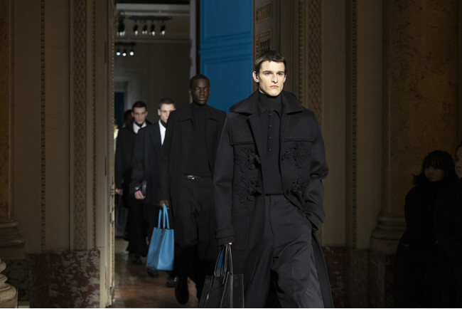 ヴァレンティノ、2024-25年秋冬メンズコレクション ‘ル シエル 20.24’ を発表