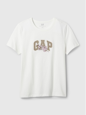 Gap、桜モチーフのロゴスウェットやTシャツなどが並ぶSAKURAコレクションが日本限定で発売