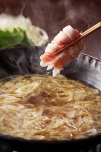 寒い季節に嬉しい「お鍋」のメニュー[名物]葱たっぷり！包み沖縄豚しゃぶをご提供！