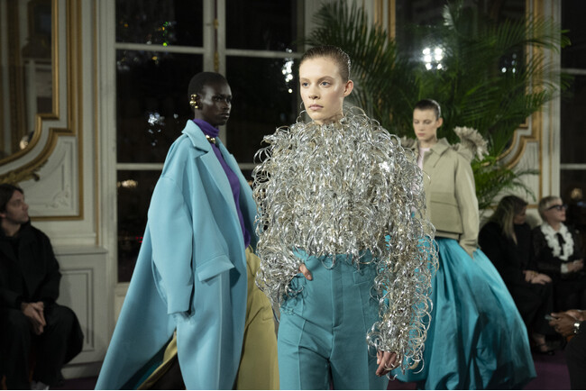 ヴァレンティノ、2024年春夏オートクチュールコレクションを発表