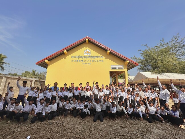 カンボジアに14校目の小学校を建設し、教育省に寄贈「山田養蜂場ミツバチ第14小学校」と命名