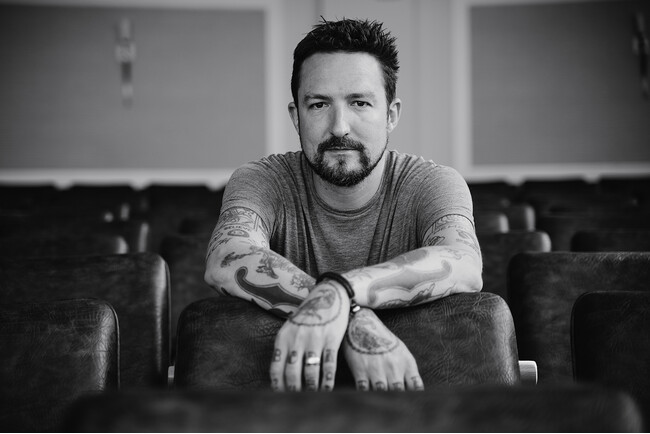 全英No.１パンクフォークロッカーのフランク・ターナー(Frank Turner)、ニューアルバム『Undefeated』を５月３日にリリースすると発表