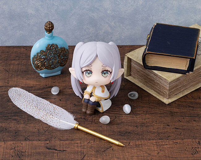 『葬送のフリーレン』の「フリーレン」が、あなたを見上げて見つめるフィギュアシリーズ「るかっぷ」に登場。あみあみにて予約受付中。