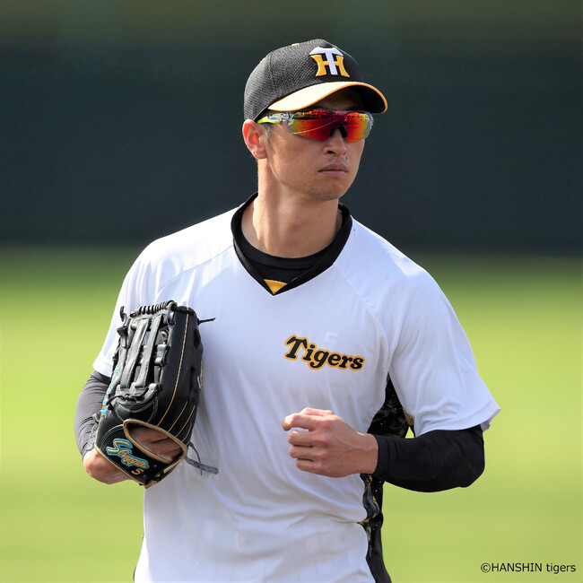 SWANS × プロ野球・阪神タイガース 近本光司選手サングラス・用品契約を更新