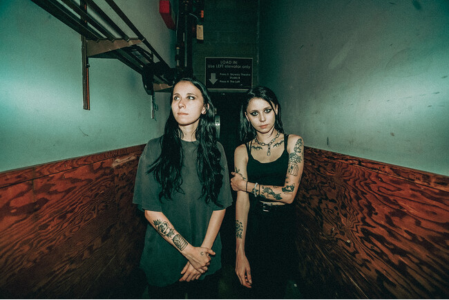 カナダのドリーミーグランジ双子デュオ、ソフトカルトがニューシングル「Shortest Fuse」をリリース。シューゲイザー、グランジ、そしてライオットガールの折衷サウンドで資本主義社会の歪みを痛烈批判