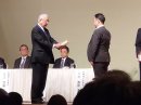 佐藤代表へ盾の贈呈 佐藤代表へ盾の贈呈