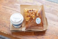 「高知プリン亭」自慢のプリンクリームをたっぷり詰め込んだ、顔の隠れるほどボリューム満点「ブリュレパイ」を販売開始　～地元の商店街を更に盛り上げる名物目指して！～