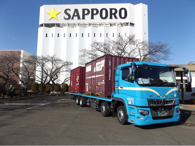 サッポロビールの千葉～仙台工場間輸送の一部を鉄道輸送に切り替えモーダルシフトを推進し、年間のCO2排出量を約44t削減。さらに倉庫内作業自動化によるドライバーの待機時間を削減。