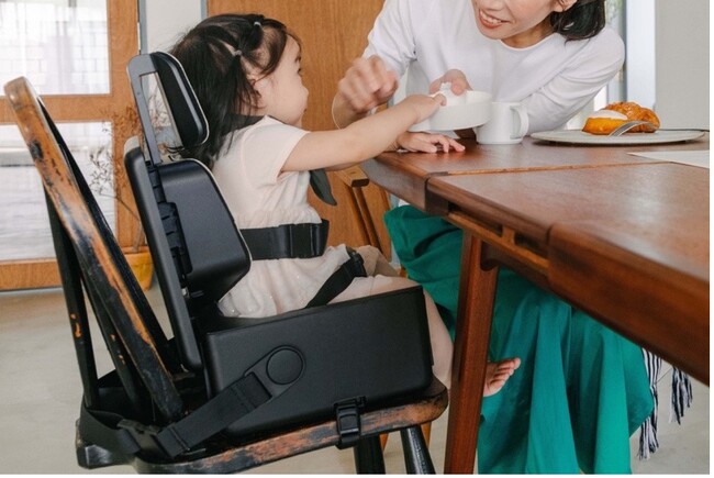 小さな子連れ家族の「お出かけ」の不便を解決する「IKOUポータブルチェア」開発のHalu代表・松本友理が、第12回京都女性起業家賞・京都府知事賞最優秀賞を受賞！