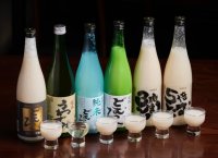 酵母が“生きている”濁り酒「渓流どむろく」　35周年を迎え、シリーズ累計300万本以上を達成
