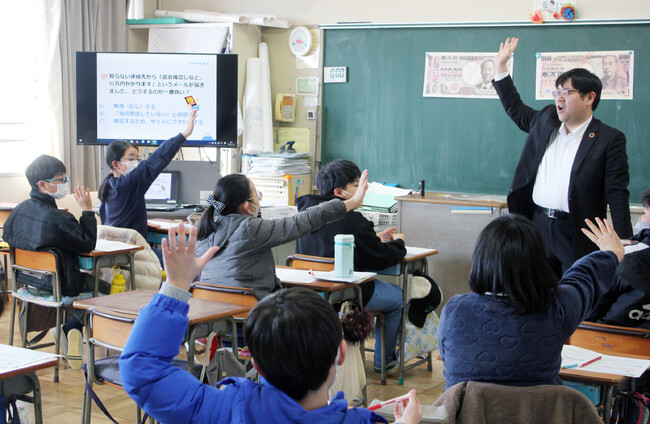 甲府市立東小学校においてマネースクール「キャッシュレスと新紙幣クイズ」を実施しました