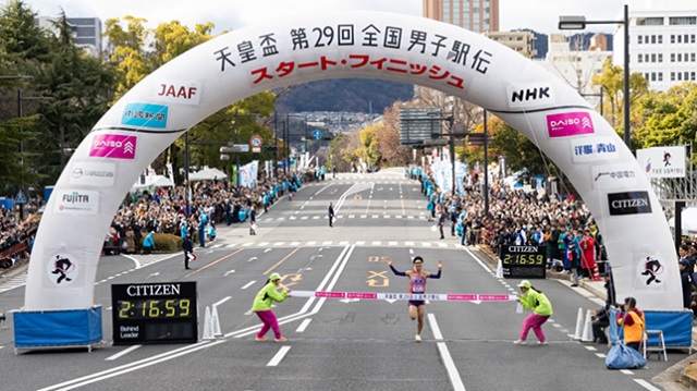 「天皇盃　第29回全国男子駅伝」優勝・入賞の8チームへ　広島市の高校生が平和への祈りを込め制作したトロフィーを授与