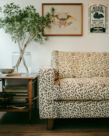 ACME Furnitureよりヴィンテージシャツアーカイブからインスピレーションを得たレオパード柄のソファ生地をリリース