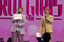人気コンビのEXITがMCを務めている。(C)『トロット・ガールズ・ジャパン』製作委員会