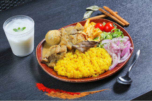 【モクシー大阪新梅田】1階のBAR MOXYにて「モクシーカレーフェア」を開催します。