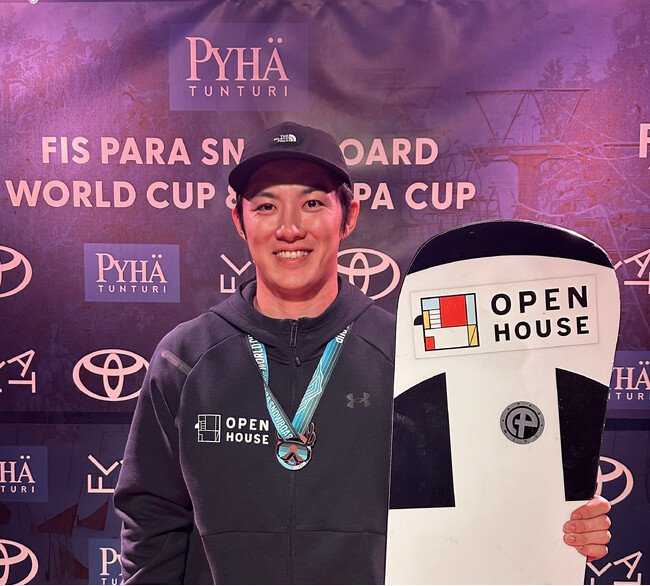 オープンハウスグループ社員でパラアスリートの小須田潤太選手パラ スノーボード ワールドカップ男子「スノーボードクロス LL1」で世界3位