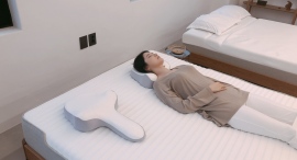 現代病の「スマホ猫背」「巻き肩」を、寝るだけでケア!韓国で5万個売れた、デジタル時代の必需品「ゴッチョ背まくら」の予約受付がCAMPFIREで2月18日再開 現代病の「スマホ猫背」「巻き肩」を、寝るだけでケア!韓国で5万個売れた、デジタル時代の必需品「ゴッチョ背まくら」の予約受付がCAMPFIREで2月18日再開