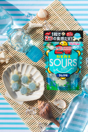 「食感いろいろ、くせになるなる、楽しいグミグミ、サワーズカメカメ。」から、味も見た目も爽やかな“ラムネ味”が仲間入り！　「２層カメカメSOURS（サワーズ）ラムネ」