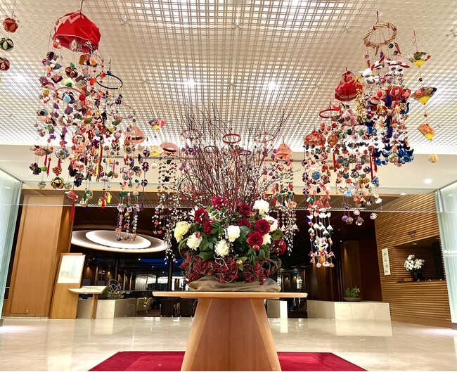 地元の女性部が作る、鮮やかなつるし雛がお出迎え　　　　　　　　　　　　　　　　ひなまつりメニューや旬菜ビュッフェで会津の春を食す