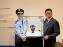 警備員の制服を着た中村氏と弊社代表の辻