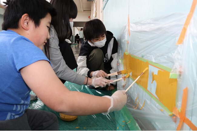 高槻市立芝生小児童が校舎にペンキで「矢印」などを描く
