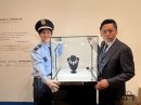 警備員の制服を着た中村氏と弊社代表の辻 警備員の制服を着た中村氏と弊社代表の辻