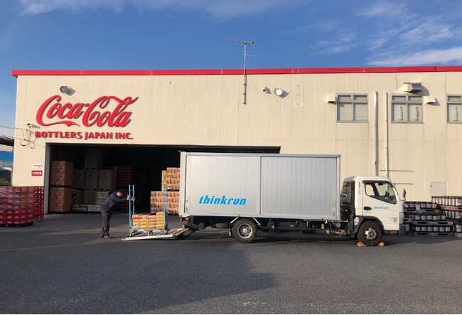 ファミリーマートとコカ・コーラ ボトラーズジャパン、物流面で協業開始