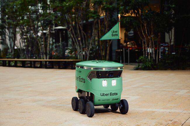 Uber Eats、三菱電機、CartkenがAI活用の自律走行ロボットデリバリーサービスで業務提携