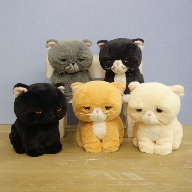 【触り心地抜群】なんだかしょんぼりしてる顔にハマる人続出！？「猫のもちゃぼんぼん」ぬいぐるみが新登場！
