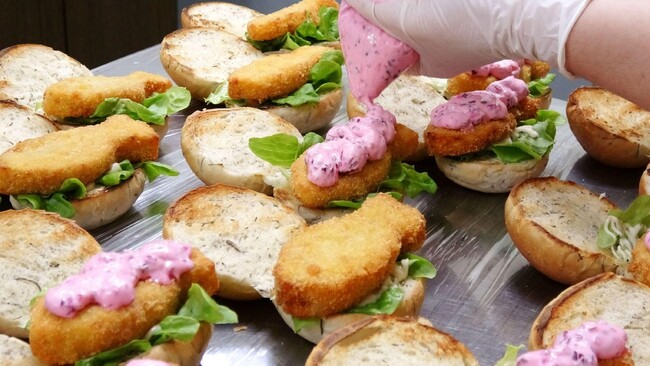 津軽海峡産の“Bタラ”を活用した＜大間アゲ魚っ子＞新メニューお披露目！「フィレオッタラバーガー」「フィッシュドポテト」「タラと野菜の具だくさんスープ」50食分をこども食堂で無償提供しました！