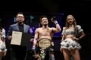 勝利者選手に華を添えていただきます 勝利者選手に華を添えていただきます