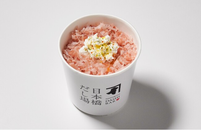 本枯鰹節とチーズのマリアージュに、オリーブオイルとハーブが香る「カッテージチーズのせかつぶしめし」「日本橋だし場 本店」にて3月1日新発売