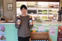 【岡山理科大学】卒業生の宗海さんが製品化に携わったジンジャーワイン発売　倉敷市のワイナリー
