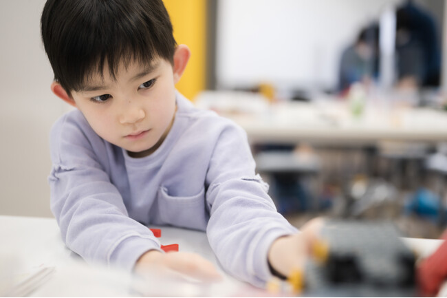 ロボットプログラミング教育は幼児期から! ロボット教室 小学1年生までに通い始める家庭が増加